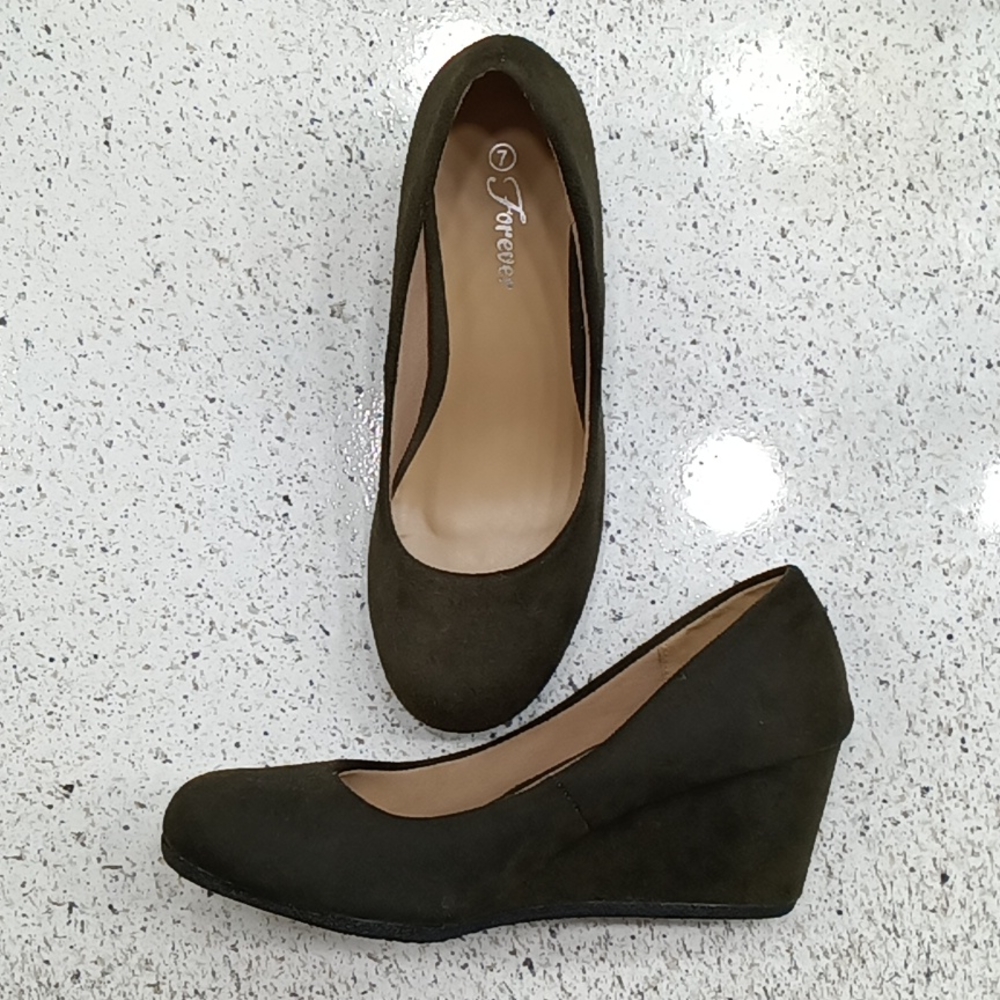 Green 🍀 Suede 2.5" Wedge Heel Size 7
